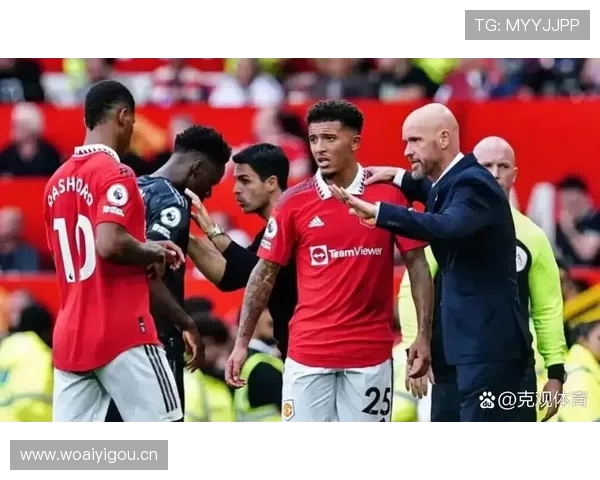 曼联更衣室矛盾再度曝光，内部问题对球队近期表现形成制约