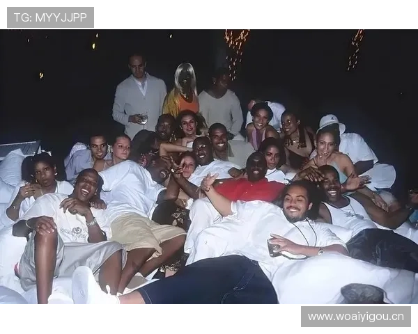 勒布朗昨晚穿得像去派对，结果球场上居然还那么疯狂，真是生活和赛场两个世界啊！