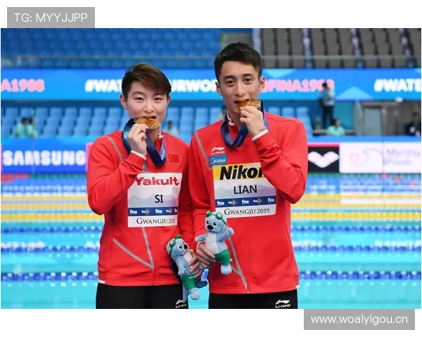 练俊杰的日常真不像练球的，昨天居然穿着拖鞋去开发布会？