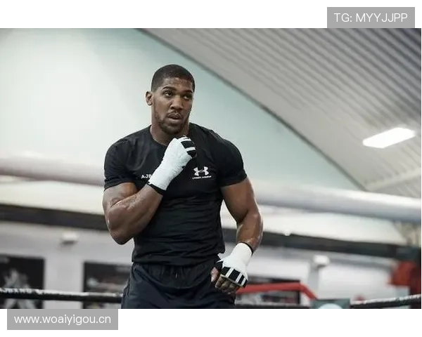 安东尼·约书亚训练完直接去夜店，保镖比拳套还多