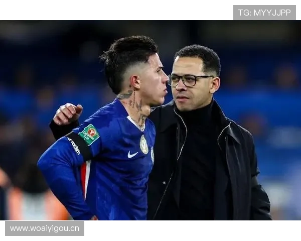 恩佐这生活跟球场反差也太大了，衣柜堆满名牌倒是，一出门像演偶像剧男主一样