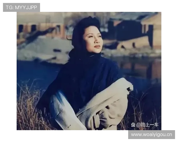 李娜刚发的一张家居照，连她随手的花瓶都比我全家家具档次高