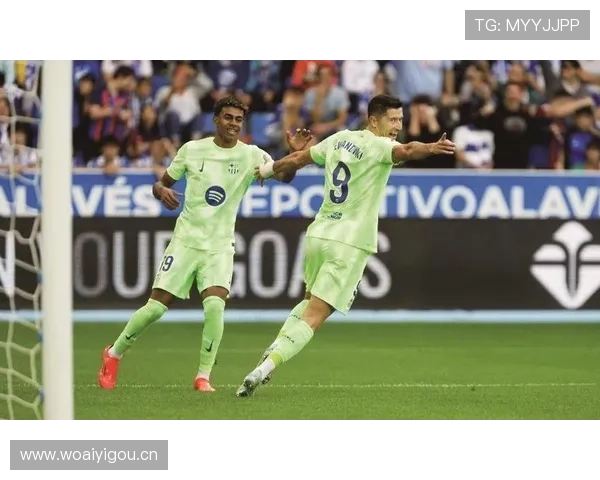 莱万多夫斯基的球鞋比我房租还讲究，这生活差距我服了